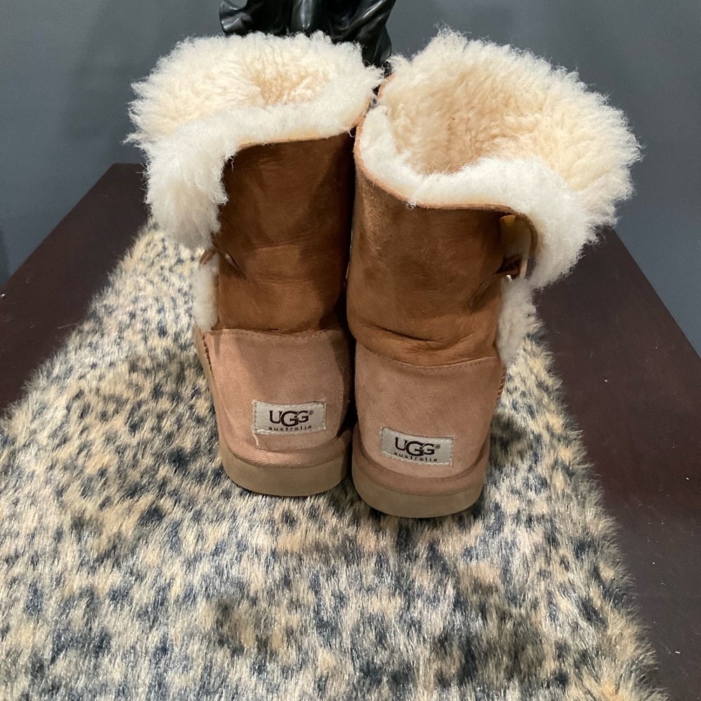 UGG BAILEY BUTTON MINI BOOTS - Picture 3 of 10